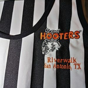 vintage HOOTERS b&w striped tank top